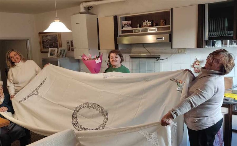 Noemi con le figlie, la badante e il "punto Tavarnelle"