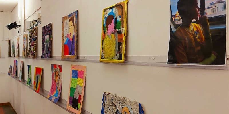 Foto in anteprima della mostra Tra fotografia e arti grafiche. La realtà che la fantasia ci porta a vedere" in allestimento