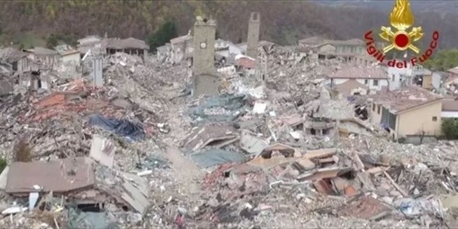 2016 - Un grave terremoto rade al suolo Accumoli, Amatrice e Arquata del Tronto e provoca danni grandissimi a Norcia.