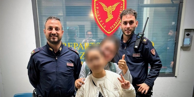 Polizia con la bambina ritrovata e la madre