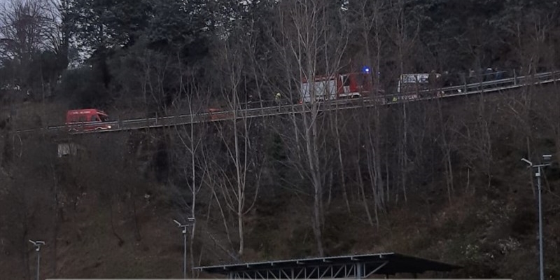 I mezzi di soccorso intervenuti sull'incidente dalla visuale del campo da calcio del San Godenzo 