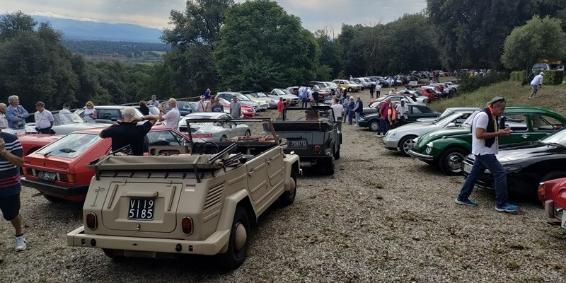 il lungo viale preso d'assalto dalle auto d'epoca