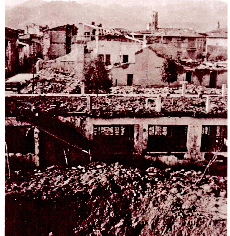 Immagine inedita, scattata dai viadotti e che fotografa sul retro le Ceramiche Chini completamente distrutte; sullo sfondo il campanile della Pieve