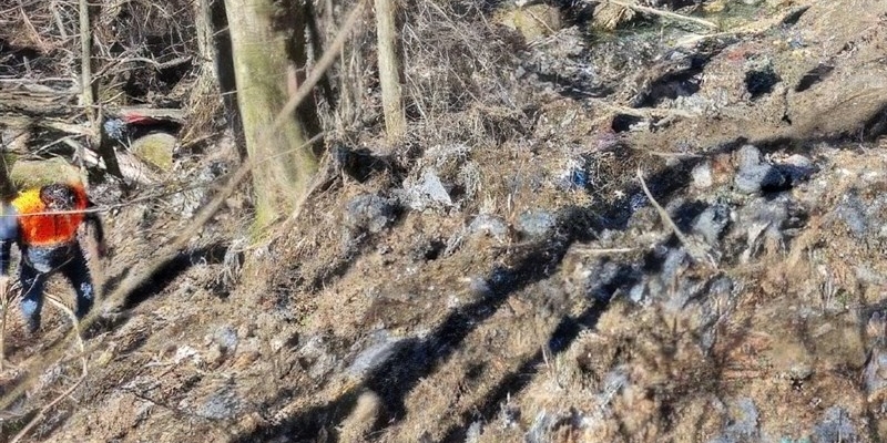 Primi accertamenti a seguito della dispersione di rifiuti originata da una frana nel Comune di Palazzuolo sul Senio
