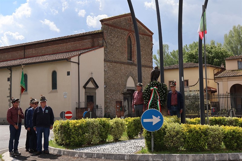 Davanti al Monumento degli Alpini