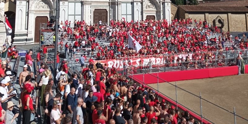 la curva rossa festeggia la vittoria
