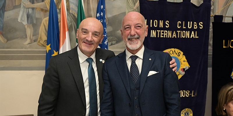Il  Governatore del Distretto 108 La. Gilberto Tuccinardi con a destra il presidente del Lions Club Mugello Fabio Capanni. 