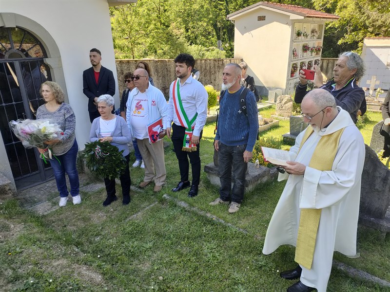 L’omaggio ad Angiolina al cimitero  