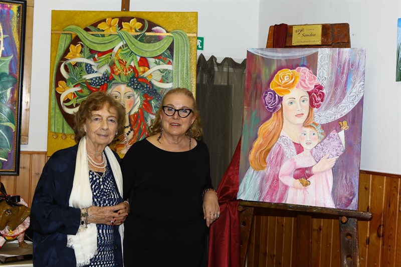 A sinistra Stefania Guerri con la pittrice Sandra Ferroni