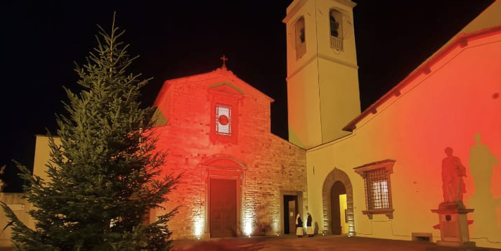 Chiesa illuminata di rosso