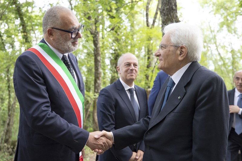 Il Presidente della Repubblica Sergio Mattarella a Barbiana con Filippo Carlà Campa