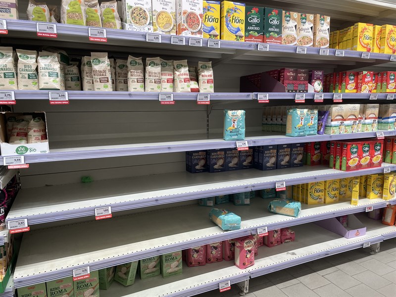 Gli scaffali vuoti del supermecato