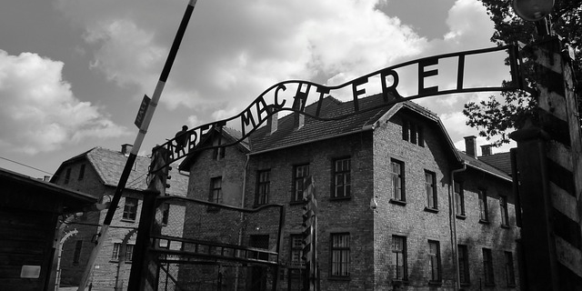 Perché è doveroso commemorare le vittime dell’Olocausto?