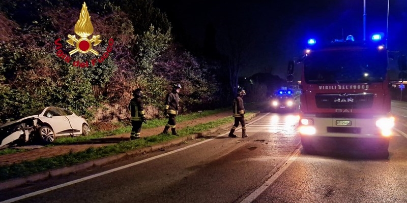 Bagno a Ripoli, auto fuori carreggiata. Intervento dei vigili del fuoco 