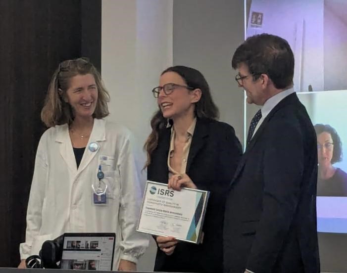 La dottoressa Scoccianti mostra la certificazione ISRS