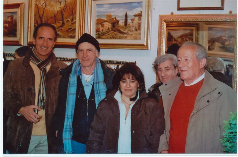 Enrico Pazzagli, secondo da  sinistra, insieme ad alcuni colleghi pittoti alla Casa di Giotto a Vicchio.