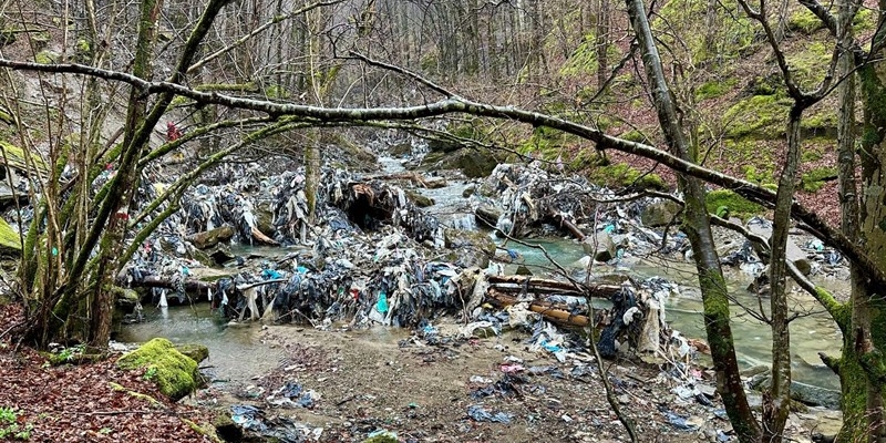 Discarica nascosta lungo il fiume Rovigo