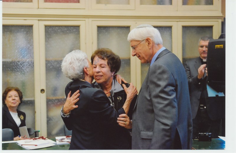 I fratelli Renato e Dinah Spiegel abbracciano la signora Isotta Pieri Maretti, nipote di don Ugo Corsini.