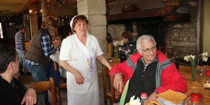 Tamara che intrattiene gli ospiti