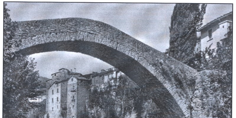 Uno dei tanti antichi ponti della Terra del Sole;  Il Ponte della Maestà a Portico di Romagna,