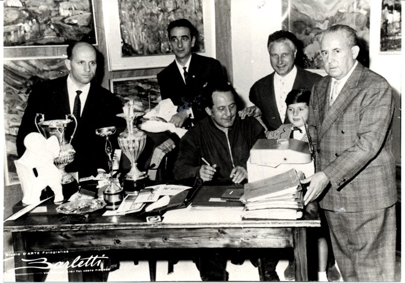 1960 - Annigoni al Premio “Mugello” di pittura a Borgo San Lorenzo con il sindaco Graziani, il segretario Amilcare Giovannini, il pittore Mario Lapi con il figlio Stefano e il comm. Piredda