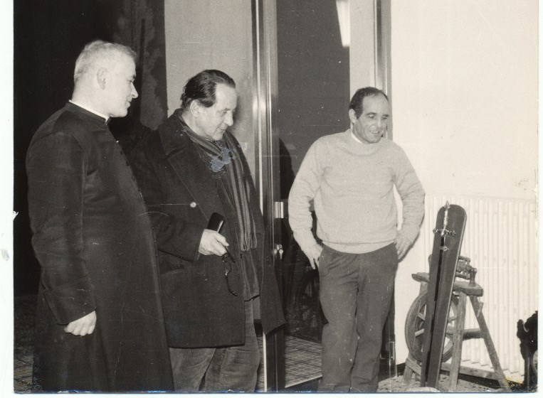 1970 - Pietro Annigoni al centro a Castagno d’Andrea con a sinistra il parroco don Dino Poggi e a destra il pittore di Dicomano Paolo Galli.