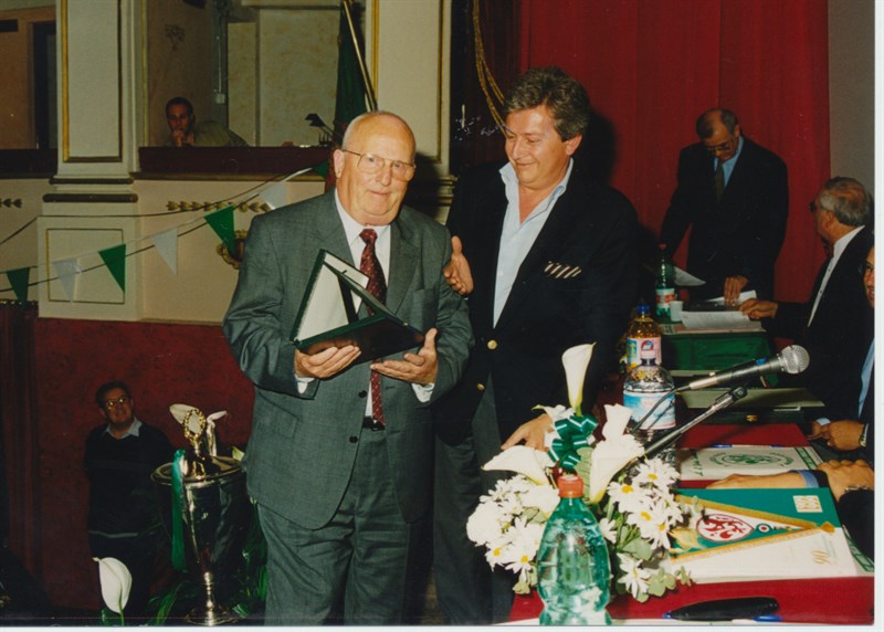 Anno 1999. In occasione del 90° anniversario della fondazione della A.S. Fortis Juventus 1909,  viene consegnata una targa a Giovanni Signori.