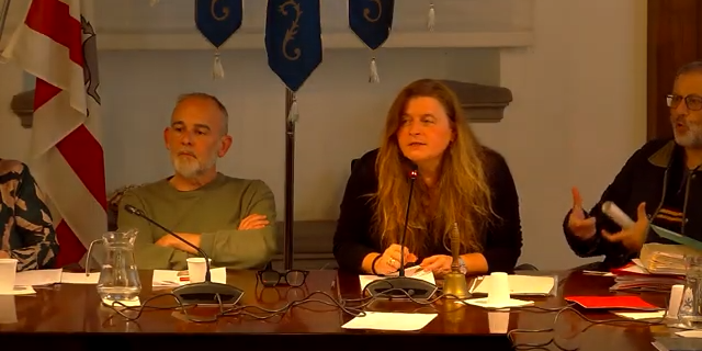 Frame del video in cui Del Regno mima la minaccia ai consiglieri