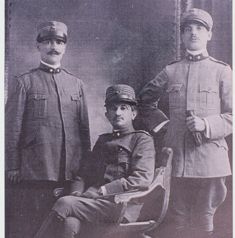 Al centro seduto il Maggiore Gaetano Magnani 