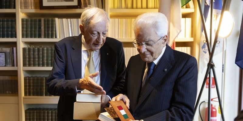 Il momento della consegna del dono al presidente Sergio Mattarella