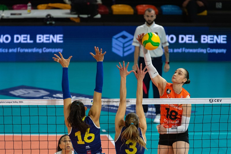 Savino Del Bene Volley e l’Eczacıbaşı in una azione di gioco.