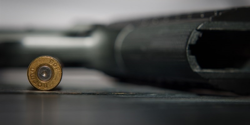 Minaccia con pistola giocattolo