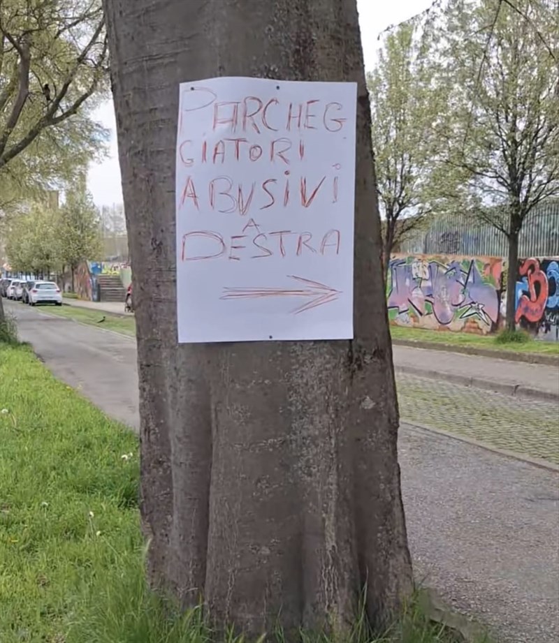 Uno dei cartelli comparsi in viale Paoli