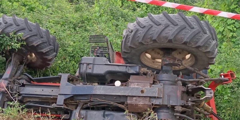 Il trattore ribaltato (immagine di repertorio)