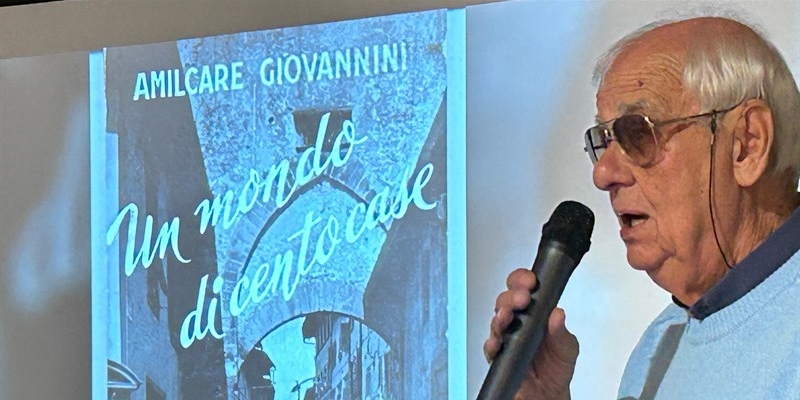 Aldo Giovannini e la copertina del libro del padre Amilcare Giovannini