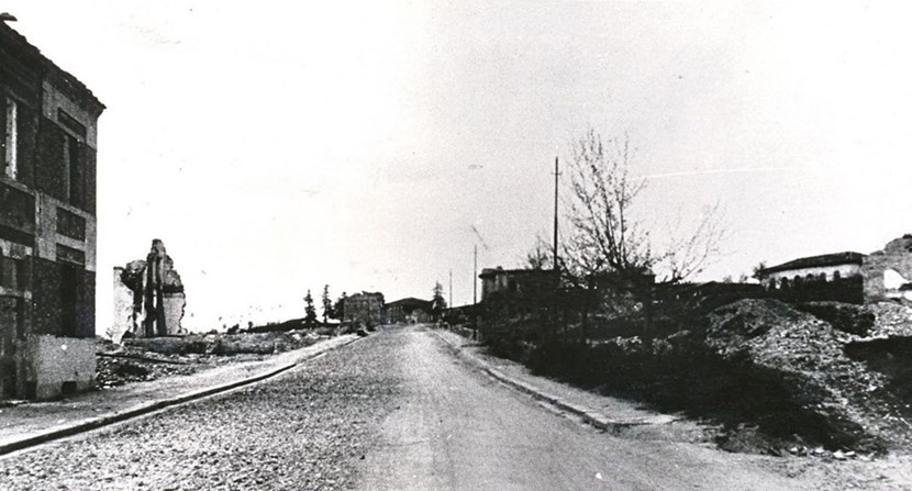Viale della Stazione dopo il bombardamento aereo del 30 dicembre 1943. L’abitazione dove era ospite la famiglia Magro era in alto a sinistra.