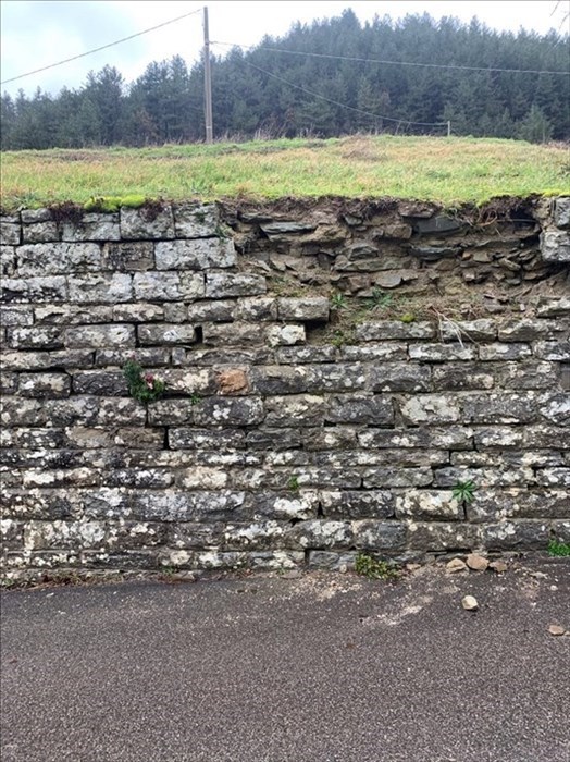 Il muro danneggiato a Casaglia