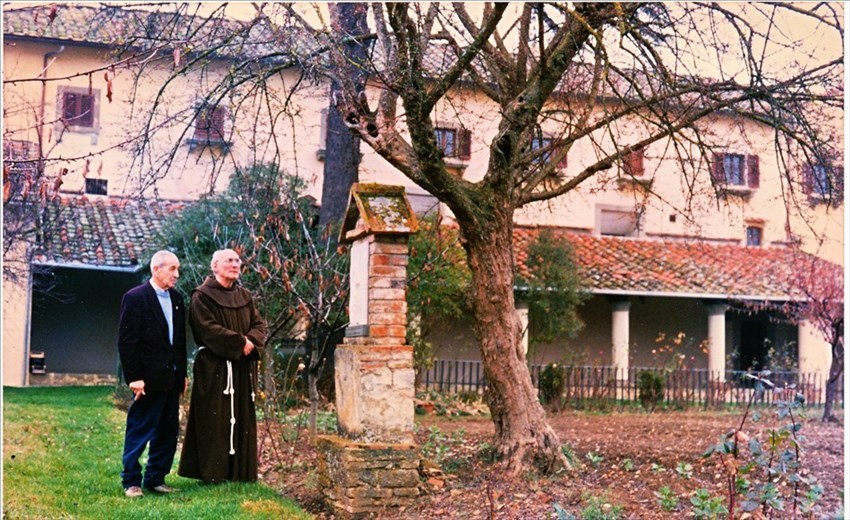 Giovanni Fiorelli in una immagine del 1998, con Padre Teofilo Gori, davanti al corniolo