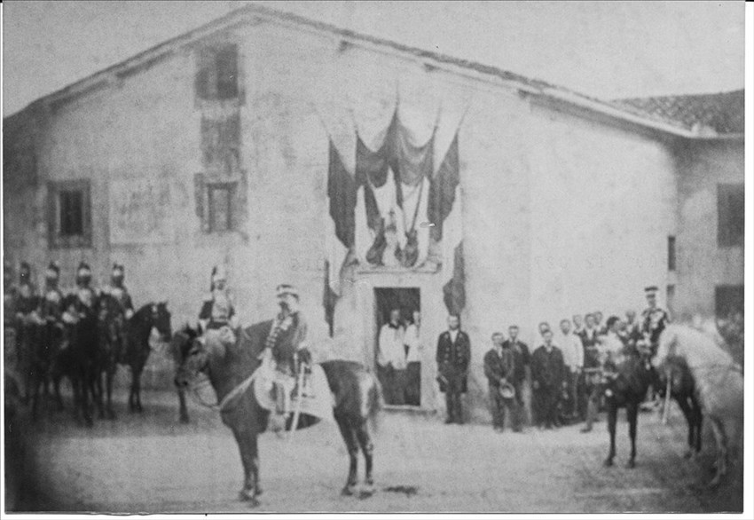 Anno 1869 - Il Re d’Italia Vittorio Emanuele a cavallo davanti al’Oratorio di Villa Corsini a Le Mozzete