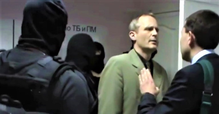 Polizia irrompe durante una riunione