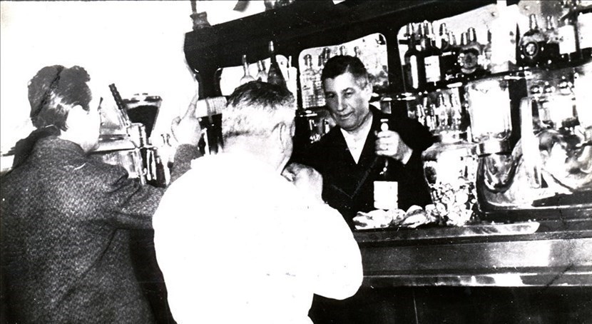 Una foto storica del Bar La Corallina. Uno dei negozi chiusi