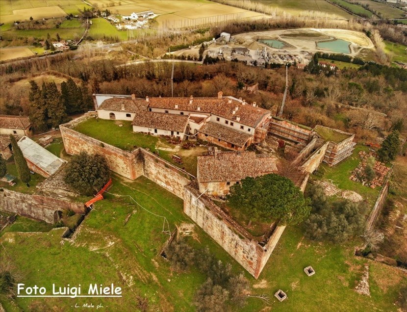 La Fortezza di San Piero e, dietro, Massorondinaio