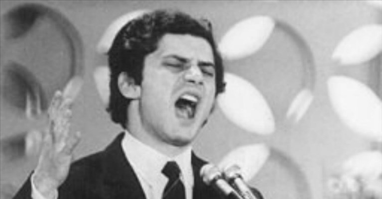 Luigi Tenco sul palco di Sanremo nel 1967