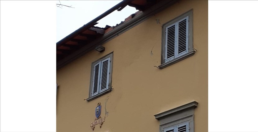 Il tetto crollato al Municipio di Barberino