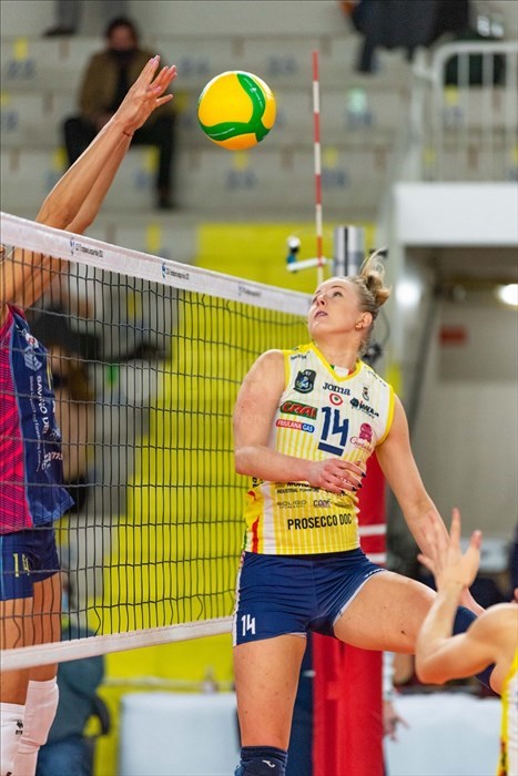 La palleggiatrice dell'Imoco Volley Conegliano Joanna Wolosz (14) vede murare il suo tentativo di attacco dalla schiacciatrice della Savino Del Bene Scandicci Elitsa Vasileva (14).