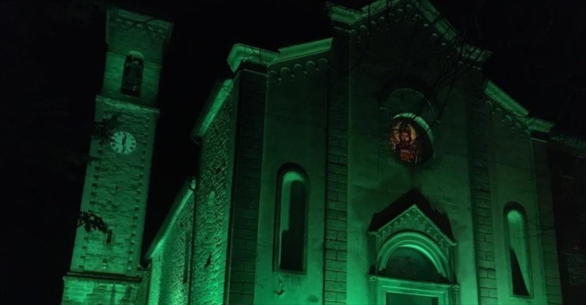 La chiesa di Tirli illuminata di verde per San Patrizio