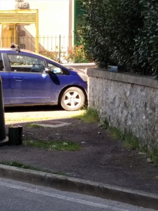 Una stagna di olio vicino alla campana