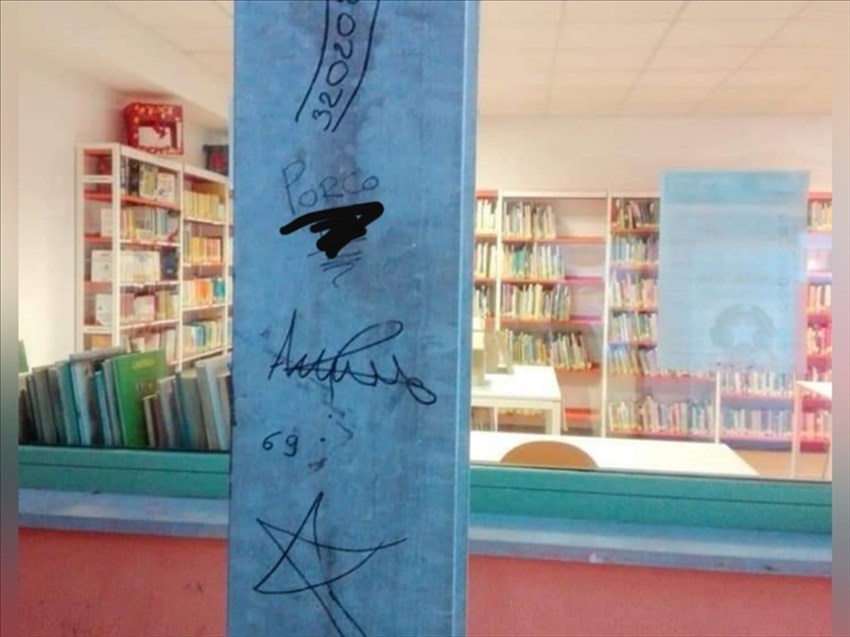 Vandalizzato l'ingresso della Biblioteca di Londa: LE FOTO
