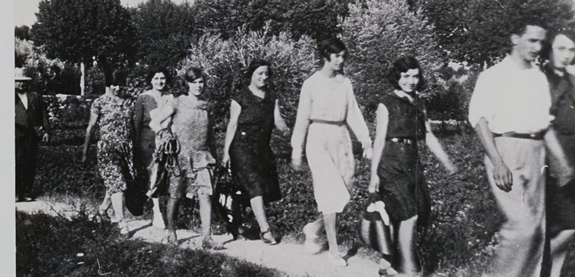 Lunedì di Pasqua del 1935. Borghigiani in fila sul bastioncino del torrente Formicone verso il Bosco delle Fonti