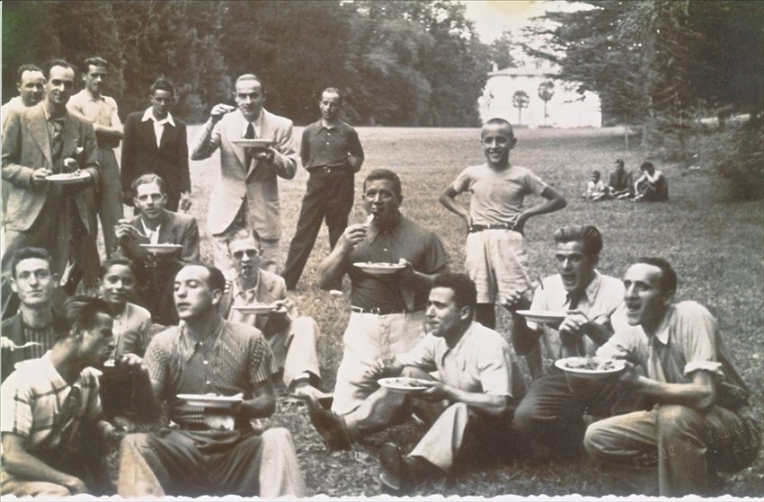 Lunedi di Pasqua del 1936. Borghigiani a far merenda nel parco di Villa Frescobaldi a Corte.